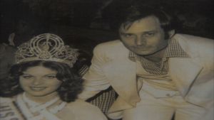 Jeff Pink, den franska manikyrens fader med Miss Universum 1976. Jeff Pink, den franska manikyrens fader med Miss Universum 1976.
