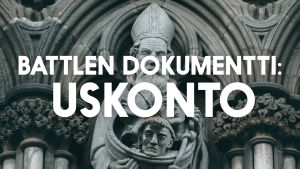 Battlen dokumentti: uskonto, taustakuvana Johanneksenkirkon fasadin patsas.