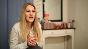 Den som bär slöja ska vara en snäll och bra person helt enkelt, säger Merjema. Merjema Dizdarevic pratar
