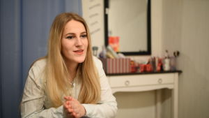 Jag har ett kort meddelande till alla som tror att muslimer och terrorister är samma sak, säger Merjema Dizdarevic. Läs Koranen innan ni säger något. Vår religion har en regel som jag älskar och den säger att ingen ska döda någon, för om man ens dödar en enda person så är det samma sak som om man dödar hela mänskosläktet. Alla är lika mycket värda. merjema dizdarevic pratar