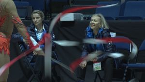 Laura Ahonen (th.) och tränarkollegan Anna Airaksinen under världscupen i Esbo i februari. Tränarna Anna Airaksinen och Laura Ahonen, damlandslaget i rytmisk gymnastik