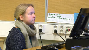 Elvaåriga Marija Hannula får inte vara ensam på gården. Marija Hannula får inte vara ensam på gården.