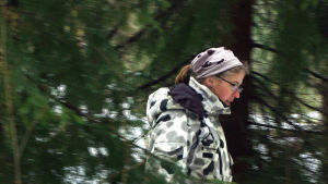 Sari Kantinkoski anser att vargjakt är mot lagen. Sari Kantinkoski påminner om att vargen är utrotningshotad.