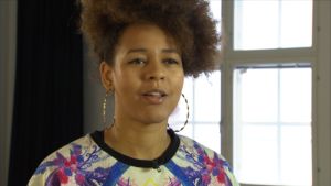 Scenkonsten kan antingen reflektera existerande problem eller skapa utopier, menar koreografen Sonya Linfors. sonya lindfors