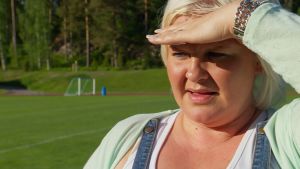 Ringa Salonen jalkapallokentän laidalla.