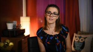 Man bär inte slöja för att visa att man är muslim, säger Melisa Elkaz. Man bär den av helt andra orsaker. Melisa Elkaz sitter i sitt rum