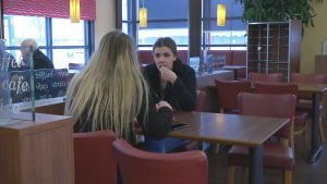 Kvinnan är ju påklädd när hon möter andra, säger Melisa Elkaz. Hemma kan hon gå i underkläder eller i kort kjol om hon vill. Det är bara inför andra män som hon ska visa respekten. Melisa Elkaz sitter på cafe