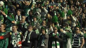 Trömpperit kan spela en nyckelroll i finalen. Borgåbandyns hejarklack Trömpperit i bandyfinalen 2016