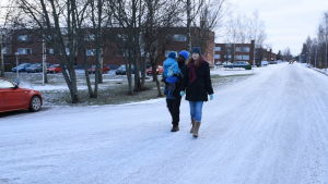 Närpes är ett härligt ställe, säger Oneil Walker. Här tillsammans med frun Lotten Walker och sonen Lucas. oneill walker går med sin familj på åvägen