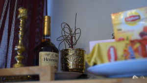 Nyårsfirandet börjar egentligen redan ett par dagar innan, med alla maträtter som skall lagas och förberedas och altaret som skall pyntas med frukter, pengar, blommor, godis och alkohol. På själva nyårsafton serveras också maten där, på altaret. altare på nyår för thang nguyen