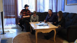 På alla ställen finns det bättre folk och sämre folk, säger Salih Mehmedagic. Snälla mänskor och dåliga mänskor. Snälla mänskor tar hand om andra och dåliga mänskor tittar bort då det kommer utlänningar och vill inte hjälpa andra även då någon behöver det. Som en orm som slingrar sig undan. En orm som finns överallt. salih mehmedagic sitter med sin flickvän och vänner i soffan