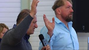 Jamil Wahab från Israel ber tillsammans med Fredrik Martin. Pastor Jamil Wahab från Israel ber tillsammans med ledande pastor Fredrik Martin i Betesdakyrkan i Ekenäs.