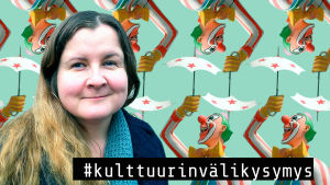 Käsikirjoittaja, ohjaaja Jenni Toivoniemi klovnikuvien edessä