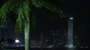 Veroparatiisina tunnettu Panama Cityn skyline iltavalaistuksessa.