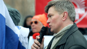 Latvian anti-fasistisen liikkeen johtaja Eduard Gontšarov puhuu Krimin Venäjään liittämistä juhliville mielenosoittajille Riiassa Latvian venäläiset tukevat Krimin miehitystä 2014. Puhumassa Latvian anti-fasistisen liikkeen johtaja Eduard Gontšarov