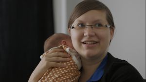 Rebecka med familjens yngsta i famnen. Rebecka Stråhlman med familjens yngsta.