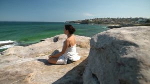 henrietta rannalla meditoi