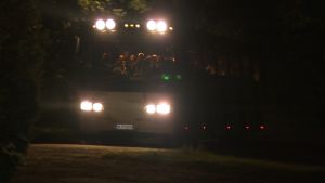 Asylsökande anländer till Patis en buss med asylsökande anländer till Patis utanför Åbo, nattbild