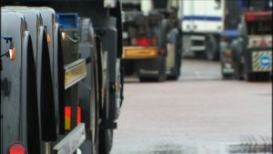 Långtradare trafikerar fortfarande Helsingfors gator på väg till stadens hamnar Långtradardäck.