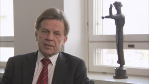 Centerns Mauri Pekkarinen beslöt att lämna riksdagen efter över 40 år som ledamot. Nu ställer han upp i EU-valet. Mauri Pekkarinen var inrikesminister 1991