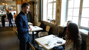 I Riga kan det vara svårt att hitta naturligt umgänge över språkgränserna Ancis Romanovskis och kunder på Rocket Bean Roastery i Riga.