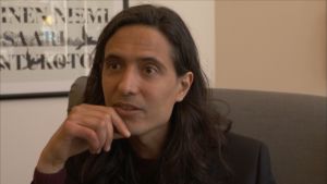 Jonas Hassen Khemiri tilldelades Augustpriset för sin roman "Allt jag inte minns" Den svenske författaren Jonas Hassen Khemiri