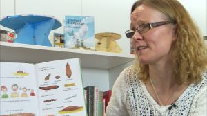 Barnbibliotekarie Mikaela Wickström läser högt ur Pernilla Stalfelts bok Bajsboken. Barnbibliotekarie Mikaela Wickström läser högt ur Pernilla Stalfelts bok Bajsboken.