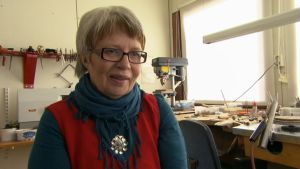 Randi Marainen är silversmed och tillverkar samiska smycken. Silversmeden Randi Marainen i sin verkstad.