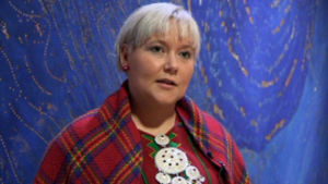 I programmet träffar vi Márjá Therese som är sametingsrepresentant. Hon menar att Sametinget har ett reellt inflytande fastän det bara är ett rådgivande organ. Sametingsrepresentant Marja Therese Nordsletta Aslaksen.
