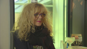 Anna-Mari Kähärä pelleilee.