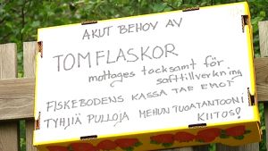 Kreativt kring återbruk vid ekopunkten på Sommarö. Skylt uppsatt vid återvinningspunkten på Somamröstrand.