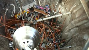 Metallinsamlingskärlet i Lappers har ett stort hål så allt för stora grejer ryms in. Vid Lappers ekopunkt var metallinsamlingskärlet fullt av för stort metallskrot.
