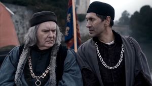 “Pelkään, ettei maa saa rauhaa, ennen kuin Rikhard kantaa kruunua.” Uskollinen Catesby (Paul Bazely, oikealla) valmistaa maaperää Rikhardin kuninkuudelle. Vasemmalla Hastings (James Fleet) James Fleet ja Paul Bazely Ontto kruunu -sarjan osassa Rikhard III