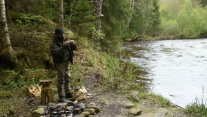 Mänskorna vill jämt ha mera, mera, mera, säger Seval Bitic. Mera av allting, liksom. seval förbereder fiske