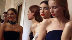 Raf Simonin ensimmäisen haute couture -malliston näytöksen mallit backstagella.  