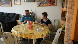 En bro mellan Finland och Bosnien. Det skulle vara liv. Ett kärleksliv. Det säger Salih Mehmedagic, här med sin flickvän Britt-Marie Lindqvist. salih och hans flickvän britt-marie äter mat