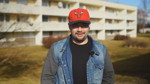 Okej, jag kanske bor i en lägenhet, säger Mensur. Och inte kör jag världens dyraste bil heller. Men vad är det för skillnad? mensur mehmedagic
