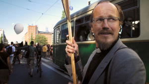 Dokumenttielokuva kertoo pappi Kai Sadinmaasta ja hänen kamppailustaan kirkon uudistamisen puolesta.