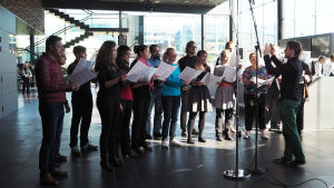 Visa Yrjölä johtaa Sibelius-Akatemian Vokaaliyhtyettä Kantapöydän suorassa lähetyksessä Musiikkitalon kahvilassa 21.9.2016. Visa Yrjölä johtaa Sibelius-Akatemian Vokaaliyhtyettä Kantapöydän suorassa lähetyksessä Musiikkitalon kahvilassa 21.9.2016.