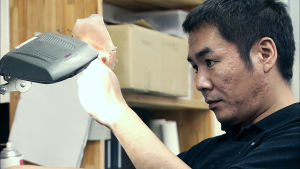 Proteesitaiteilija Shintaro Hayashi dokumentissa Ihmisen kosketus