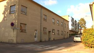 Lönnbergska fastigheten i Karis har renoverats en del och det fanns planer om att göra om fasaden på fastigheten. Enligt de senaste planerna ska huset nu rivas. Lönnbergska fastigheten i Karis.