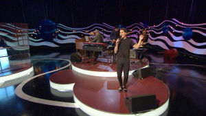Oscar Zia på scenen tillsammans med På resande nots eget husband. Oscar Zia på scenen tillsammans med På resande nots eget husband.
