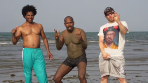 På stranden i Eritrea Barnabas Mebrahtu, Wali Hashi och fotografen Jussi "Käkkis" Arhinmäki. Utvandrade invandrare