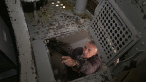 Inne i kanontornet är det varmt på sommaren och kallt på vintern. Bruno Schoch inne i kanontornet i en bunker i Schweiz