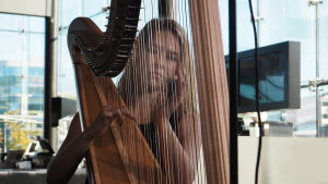 Musiikkia esittämässä Kantapöydän suorassa lähetyksessä. Harpisti Hilda Kunnola.