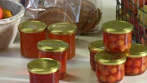 Sara Randström från Bromarv deltog i FM i mathantverk med sina produkter. Burkar med marmelad och andra matprodukter.