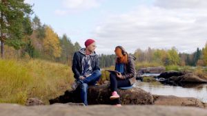 Heikki Soini välittää Annille muusikko Irina Saaren terveiset Anni Mesilaakso