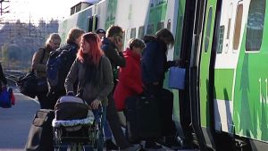 Invånarantalet i Västnyland ser inte ut att växa och därför är det svårt att öka lönsamheten för tågtrafiken. Tågresenärer stiger på ett tåg på stationen i Karis.