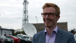 Rónán Mac Con Iomaire säger att RTÉ hela tiden utvecklar sitt medieutbud på iriska. Rónán Mac Con Iomaire säger att RTÉ hela tiden utvecklar sitt medieutbud på iriska.