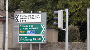 Iriskan står först på trafikskyltarna eftersom det är landets primära officiella språk. Alla trafikskyltar på Irland är på två språk.